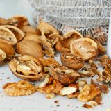 Jak nalouskat vlašské ořechy bez louskáčkum pomocí nože