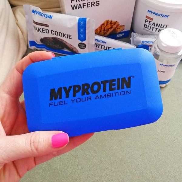Krabička na tablety a vitamíny MyProtein modrá