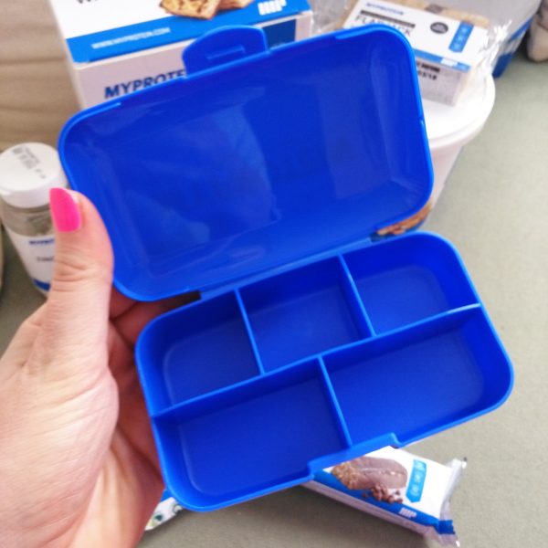 Krabička na tablety a vitamíny MyProtein modrá