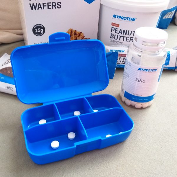 Krabička na tablety a vitamíny MyProtein modrá