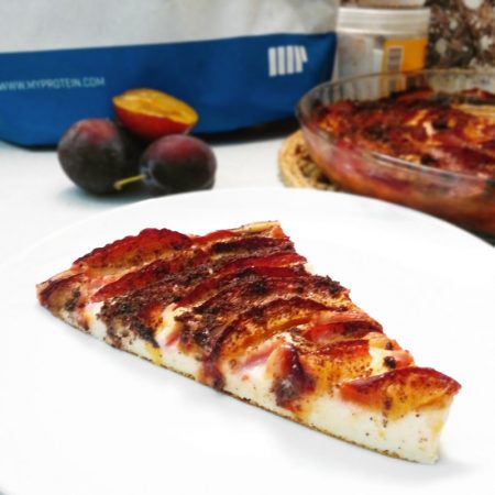 Fitness tvarohový koláč se švestkami - zdravý recept Bajola