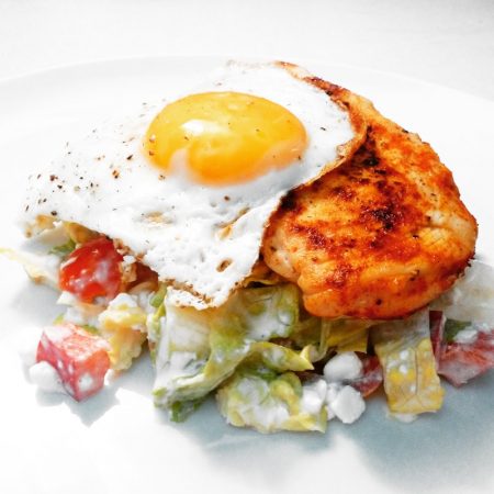 Fitness kuřecí prso s volským okem a salátem - zdravý recept Bajola