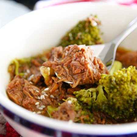 Fitness trhané hovězí s brokolicí pomalý hrnec - zdravý recept Bajola