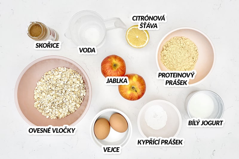 Jablka, ovesné vločky, proteinový prášek, vejce, voda, bílý jogurt, skořice, kypřící prášek