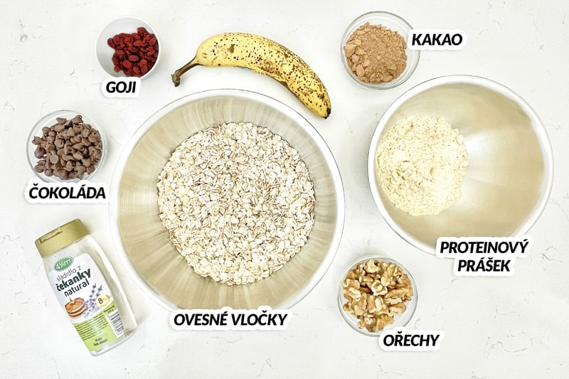 Ovesné vločky, ořechy, banán, protein, čekankový sirup, kakao, čokoláda, goji