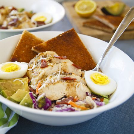 Fitness kuřecí salát s vejcem a avokádem - zdravý recept Bajola