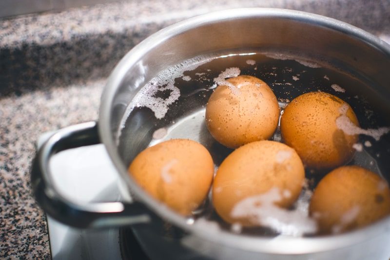 Jak perfektně uvařit vejce natvrdo, naměkko, nahniličku