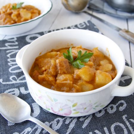Fit bramborový buřtguláš - recept Bajola