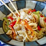 Čínské nudle Lo Mein s kuřecím masem a zeleninou - recept Bajola