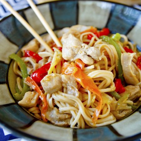 Čínské nudle Lo Mein s kuřecím masem a zeleninou - recept Bajola