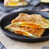 Fitness quesadilla s vejcem, tvarůžky a avokádem