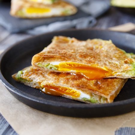 Fit quesadilla - vejce avokádo sýr šunka - recept Bajola