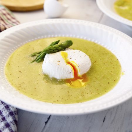 Zdravá chřestová polévka s pošírovaným ztraceným vejcem - recept Bajola