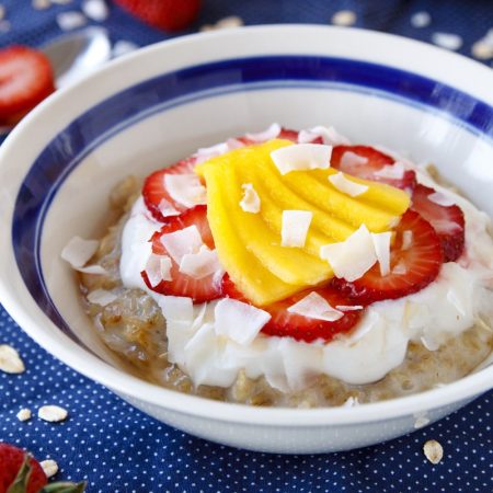Zdravá ovesná kaše s mangem a jahodami - recept Bajola