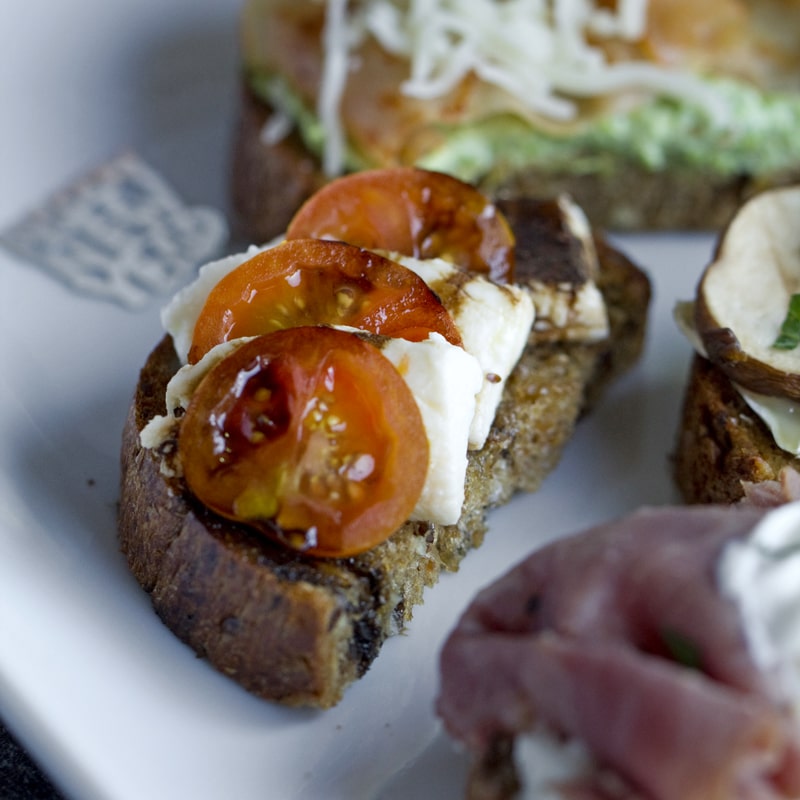 Caprese crostini jednohubky - recept Bajola