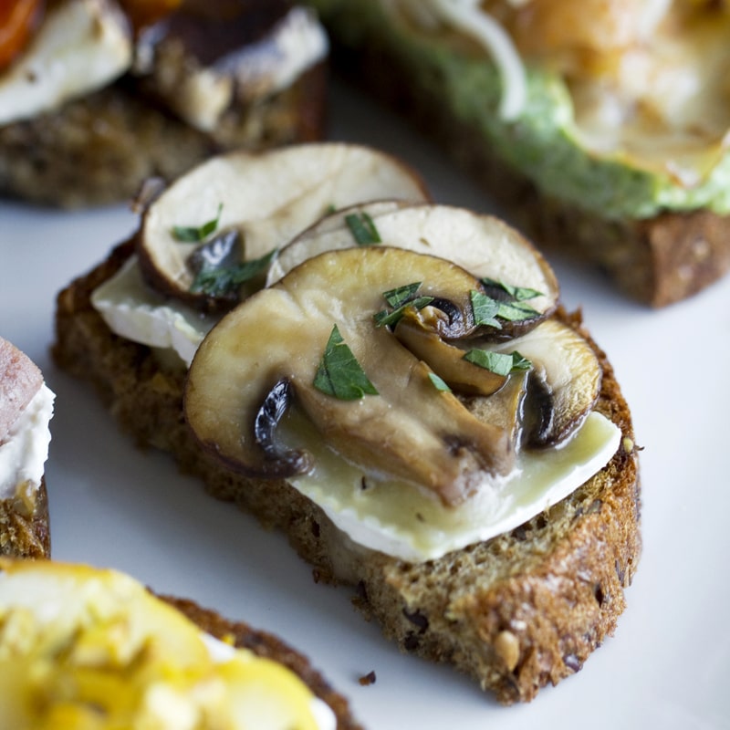 Houbové jednohubky crostini recept Bajola