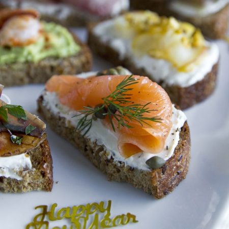 Zdravé jednohubky - crostini lososové - recept Bajola