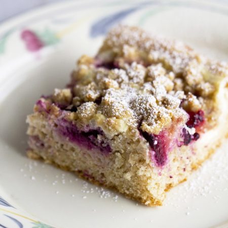 Zdravý kynutý švestkový koláč s tvarohem - recept Bajola Zdravý kynutý švestkový koláč s tvarohem - recept Bajola