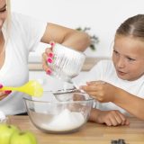 Jsou uměla sladidla a protein vhodné pro děti? Maminka a dítě pečou buchtu se sladidlem a proteinem