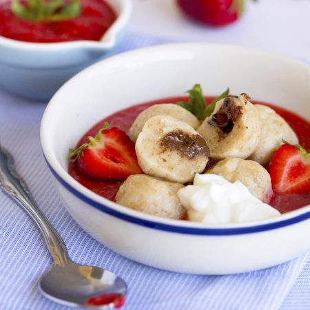 Fit tvarohové knedlíčky s jahodovou omáčkou a čokoládou - recept Bajola Fit tvarohové knedlíčky s jahodovou omáčkou a čokoládou - recept Bajola