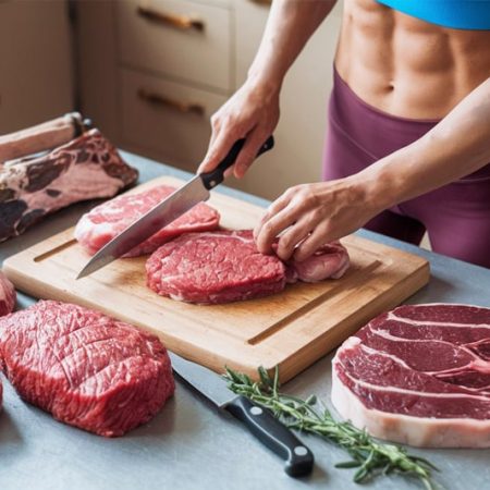 Fit žena krájí a připravuje hovězí maso a jiné druhy červeného masa