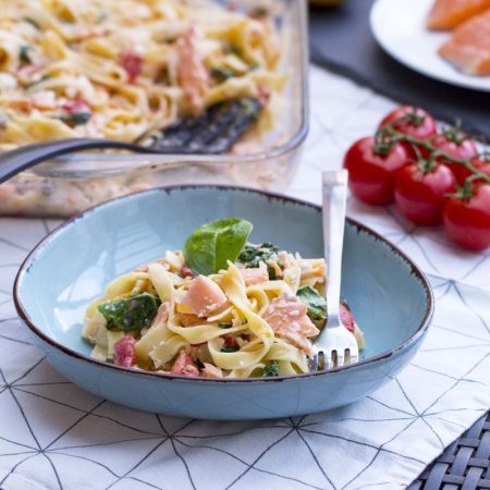 Zdravé lososové těstoviny se špenátem a rajčaty - recept Bajolafit
